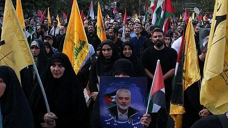 המונים בטקס האשכבה לאסמאעיל הנייה בטהרן