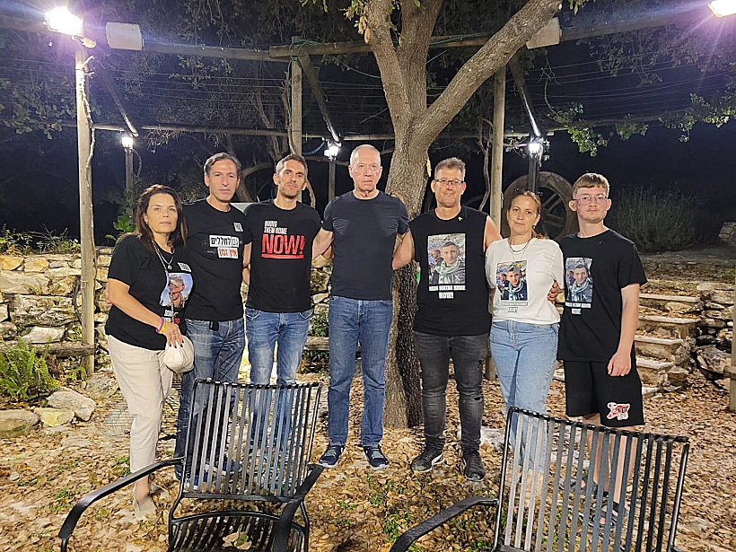 השר גלנט עם קרובי חטופים בביתו בעמיקם