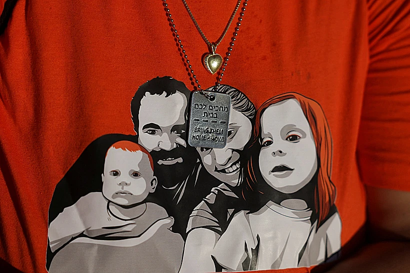 חולצה עם דיוקניהם של בני משפחת ביבס