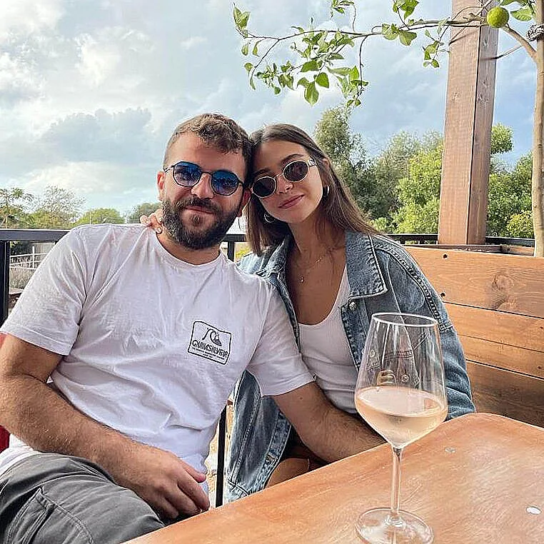 אופיר צרפתי עם חברתו שובל