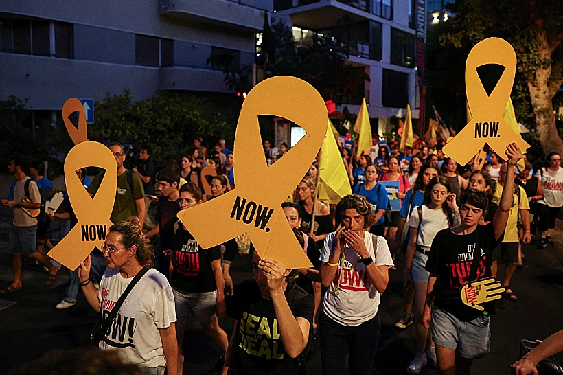 מפגינים למען שחרור החטופים בתל אביב