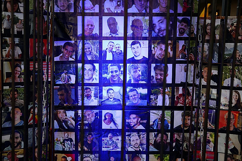 תמונות החטופים בתל אביב