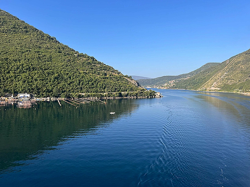 הנוף של מפרץ קוטור ממרפסת החדר