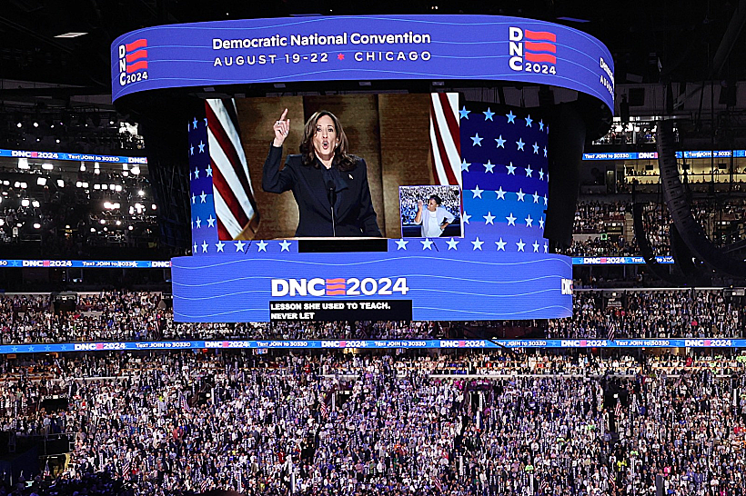 סגנית הנשיא קמלה האריס מקבלת את מועמדות המפלגה הדמוקרטית