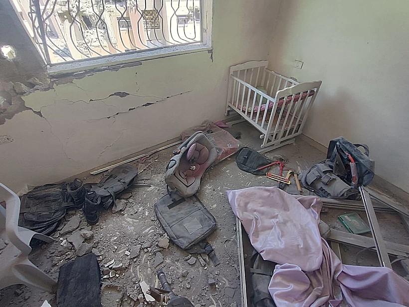אמל"ח בחדר עם עריסת תינוק ברצועת עזה