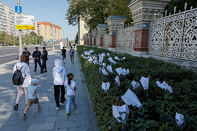 מייצג מחאה למען שחרורו של דורוב, מחוץ לשגרירות צרפת במוסקבה