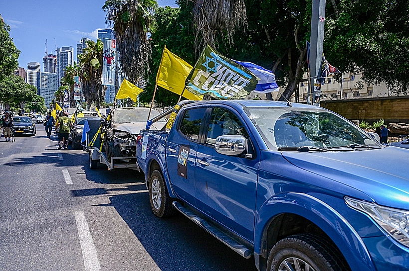שיירת משפחות החטופים מתל אביב לגבול עזה