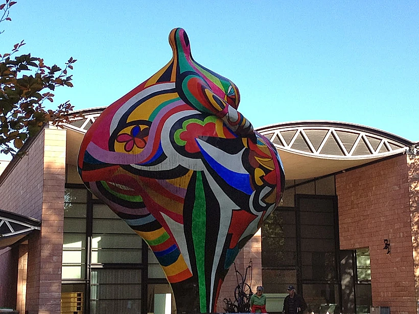 פסל של ניקי סאן פאל בכניסה למוזיאון טינגלי