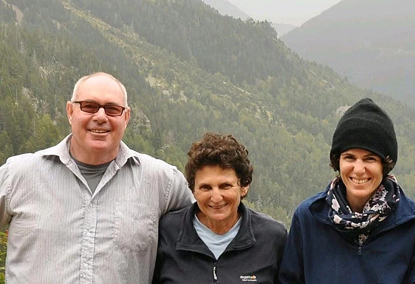 כרמל גת עם הוריה אשל וכנרת, שנרצחה ב-7 באוקטובר