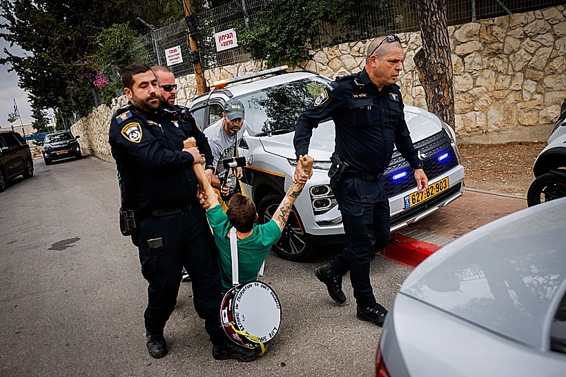 הפגנה נגד קיש מחוץ לבית הספר בירושלים