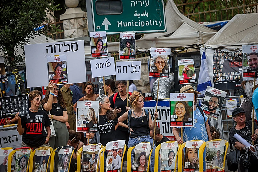 מפגינים למען החטופים מול מעון רה"מ בירושלים