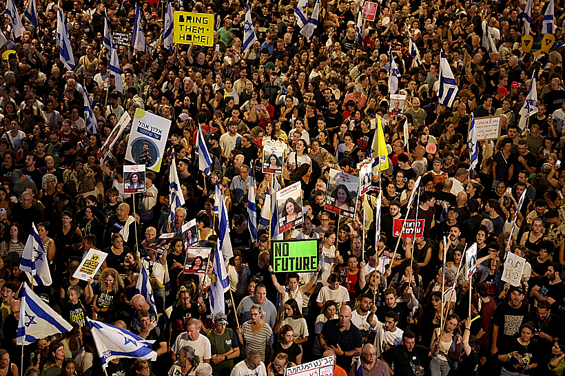אלפי מפגינים למען החטופים מול שער בגין בת"א