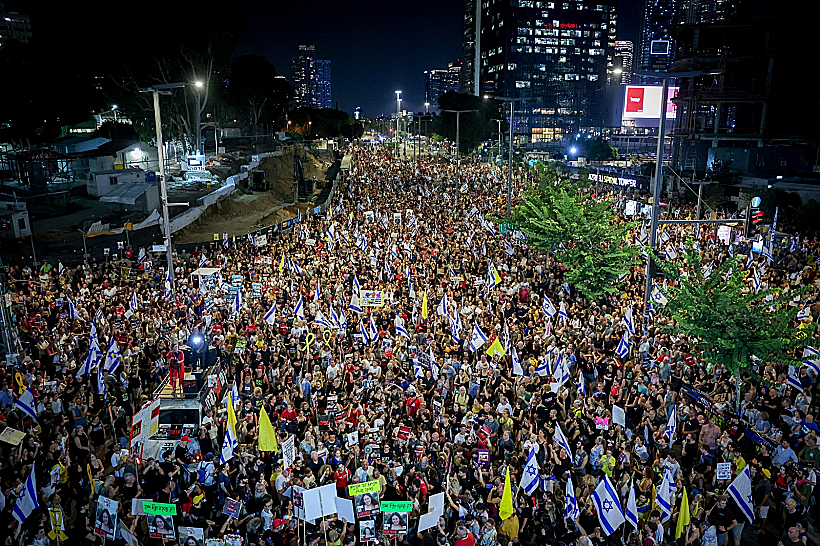 מפגינים למען החטופים ונגד הממשלה בת"א