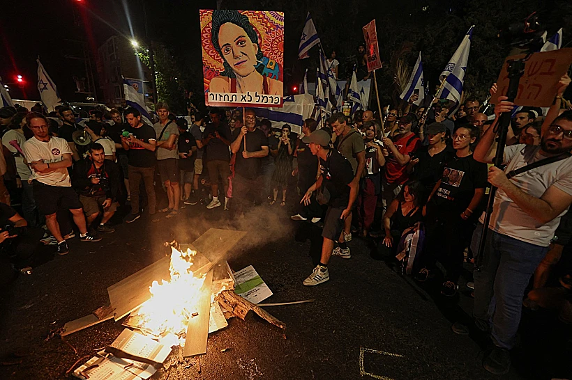 מדורות הוצתו בהפגנות למען החטופים ונגד הממשלה בירושלים