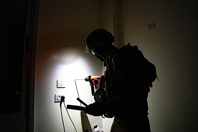 כוחות צה"ל באידנא - מיפוי בית המחבל שרצח במחסום תרקומיא