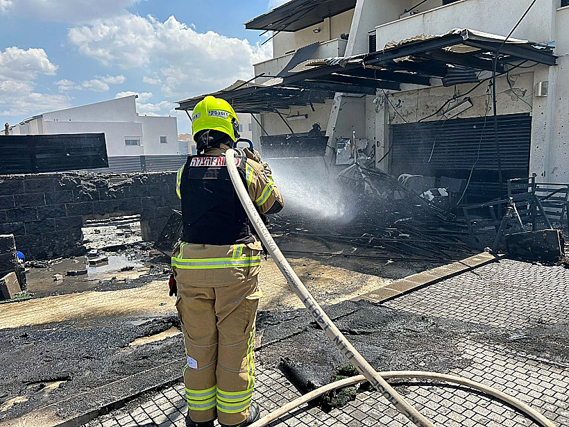 כבאות והצלה לוחם אש שריפות בצפון בעקבות המטחים מלבנון