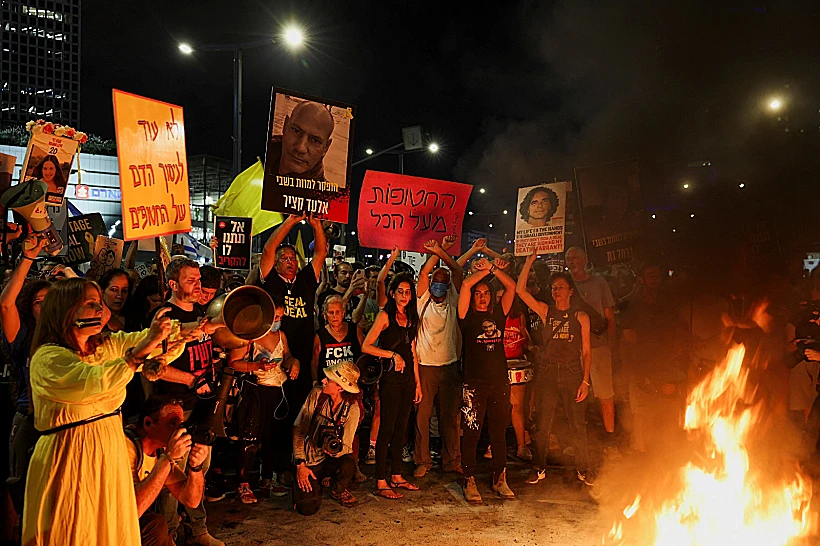 מדורות בהפגנה למען החטופים בתל אביב