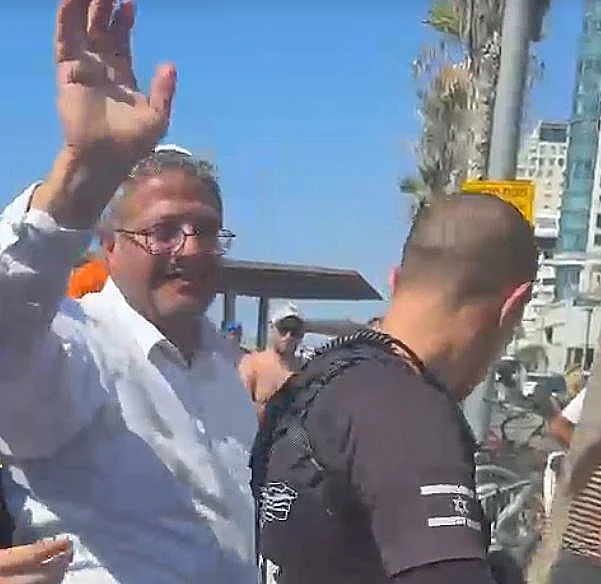 בן גביר בחוף הים בתל אביב