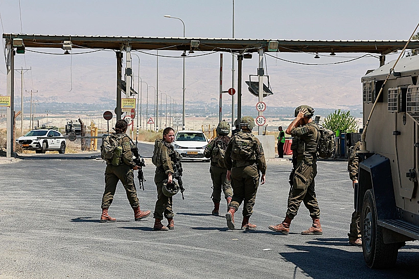 כוחות הביטחון בזירת הפיגוע במעבר אלנבי