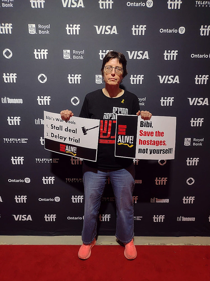 הפגנה בטורונטו מחוץ להקרנת הסרט "תיקי ביבי"