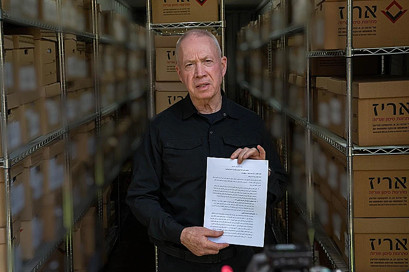 שר הביטחון, יואב גלנט, מציג מסמך שכתב בכיר חמאס, ראפע סלאמה