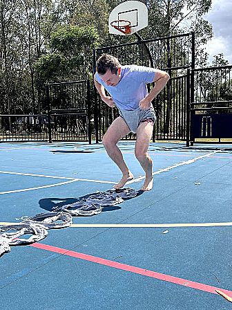 ניקולס מאנינג, לבש עשרה זוגות תחתונים ב- 13.03 שניות