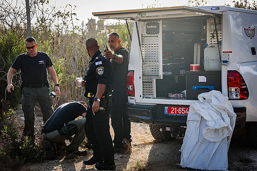 כוחות משטרה בזירה בה נפל רסיס מיירט ליד מושב דניאל, אחרי שיגור הטיל מתימן