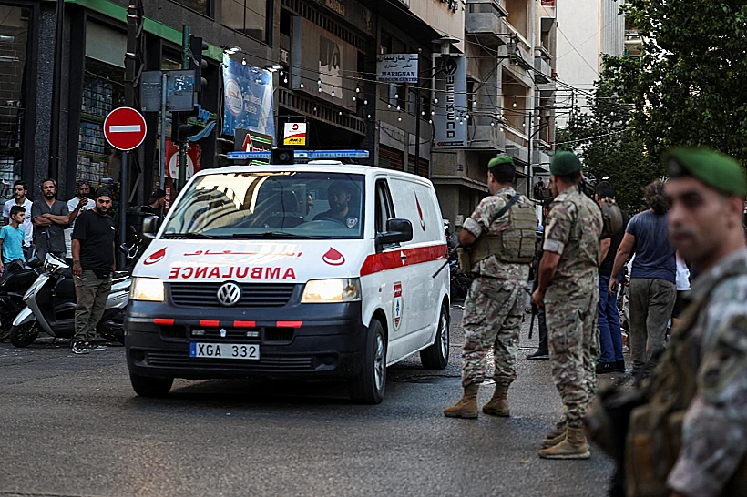 אמבולנס מפנה פצועים לאחר הפיצוצים בביירות, לבנון