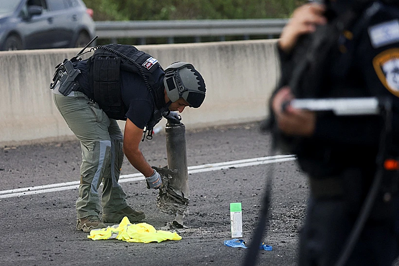 כוחות הביטון מפנים נפילה מכביש 90