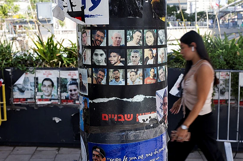 שלט עם תמונות חטופים בתל אביב