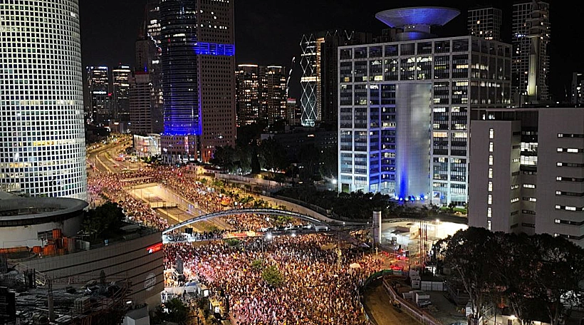 מפגינים למען החטופים מול הקריה בתל אביב