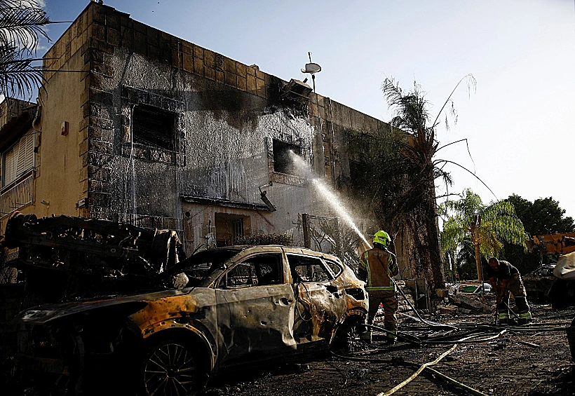 כוחות הכיבוי מטפלים בנזק מהפגיעה הישירה בקריית ביאליק
