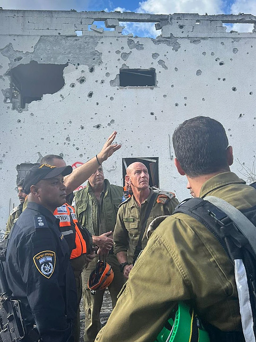 מפקד פיקוד העורף מסייר באזור הפגיעה הישירה בקריית ביאליק