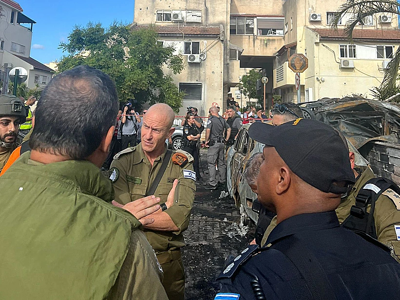 מפקד פיקוד העורף מסייר באזור הפגיעה הישירה בקריית ביאליק