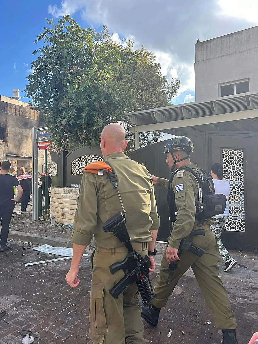 מפקד פיקוד העורף מסייר באזור הפגיעה הישירה בקריית ביאליק