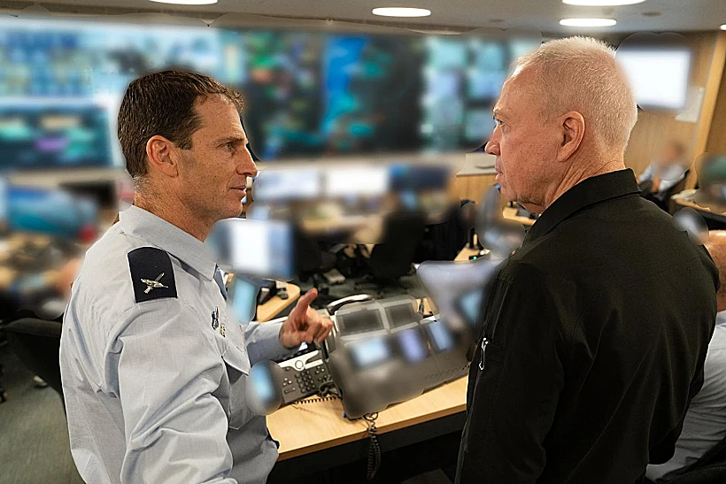 שר הביטחון יואב גלנט ועומר טישלר בסיור בתאי השליטה והתקיפה של חיל האוויר