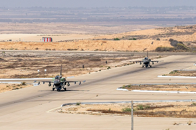 מטוס חיל האוויר בבסיס חצרים