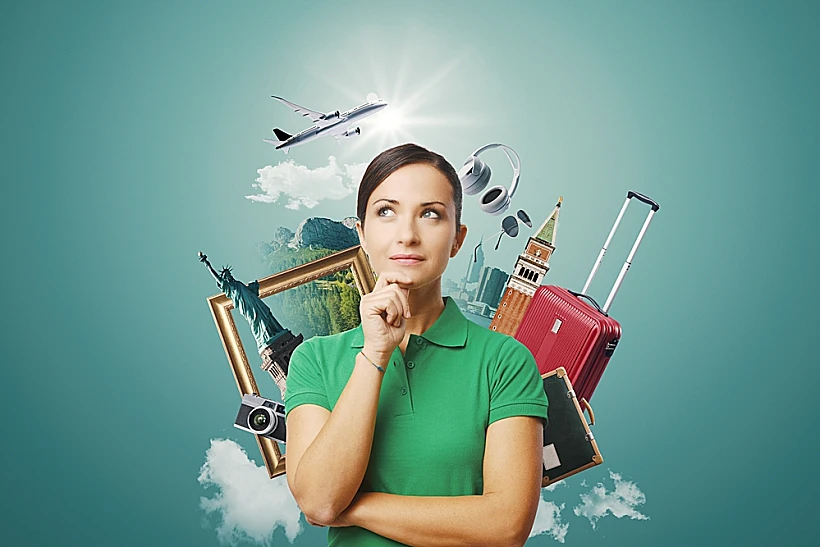 טיסה. אישה מתלבטת אם לטוס, הזמנת חופשה, לחלום על טיול, ניו יורק טרולי