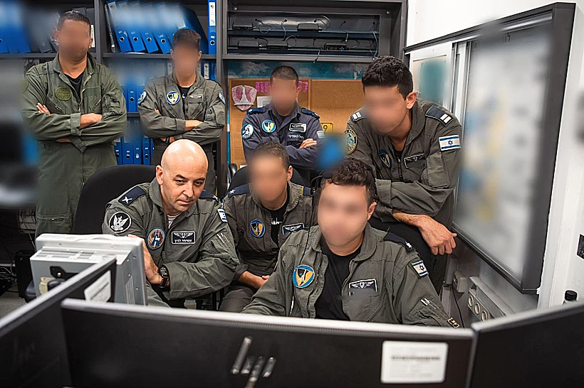 מפקד בסיס חצרים תא"ל עמיחי לוין ומפקד טייסת 69, סא"ל מ'