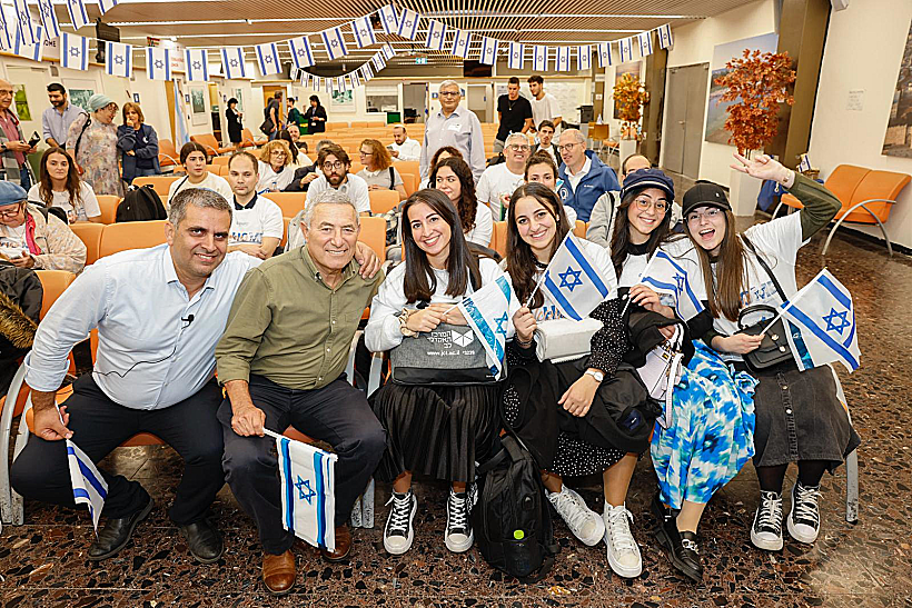 שר העלייה והקליטה אופיר סופר ויו״ר הסוכנות היהודית דורון אלמוג עם עולים מצרפת