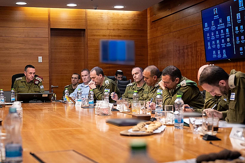 הרצי הלוי תומר בר הרמטכ"ל ומפקד חיל האוויר בהערכת מצב בזמן התקיפה בתימן