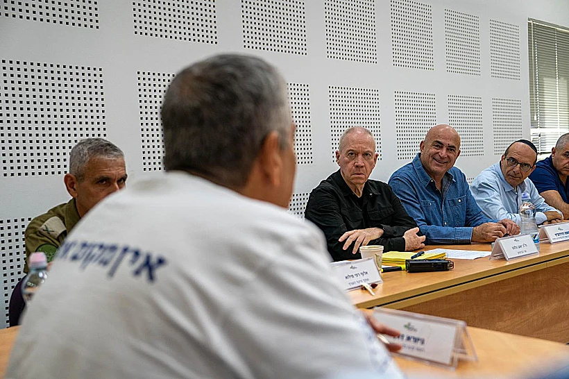 יואב גלנט בפגישה עם ראשי הרשיות בצפון