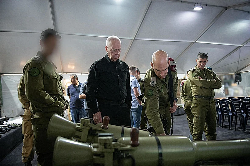 שר הביטחון יואב גלנט בתצוגת אמצעי הלחימה של חיזבאללה שהובאו לישראל