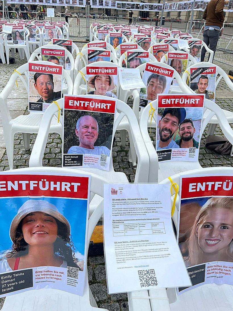 תמונות החטופים בכיכר בברלין