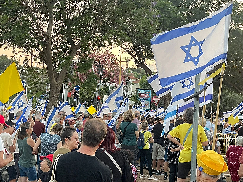 מאות מפגינים בעיר רחובות בקריאה להשבת החטופים