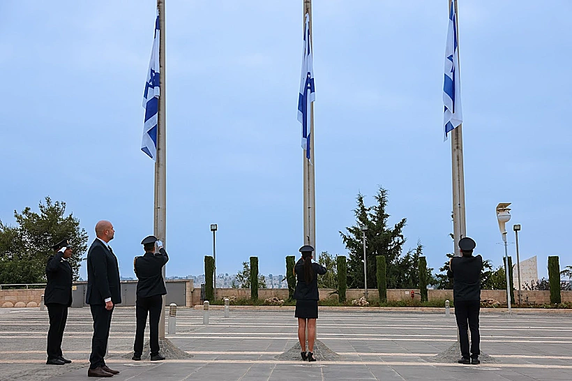 הורדת הדגלים לחצי התורן בכנסת ישראל
