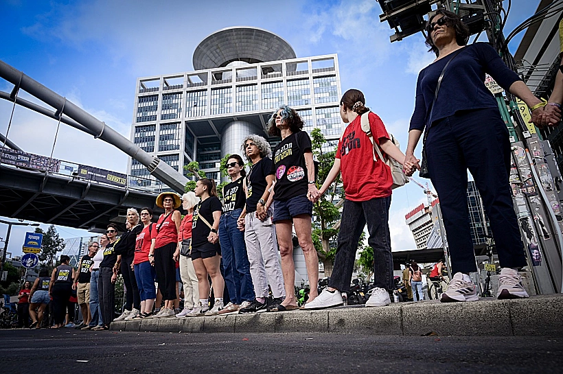 מיצג מחאה לציון 7 באוקטובר מול הקריה בת"א