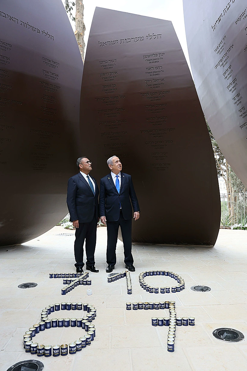 ראש הממשלה בנימין נתניהו וראש עיריית ירושלים משה ליאון באנדרטת 'חרבות ברזל' בירושלים