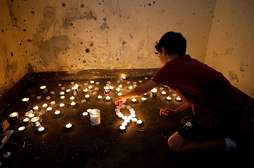 נרות נשמה בטקס זיכרון בקיבוץ מפלסים