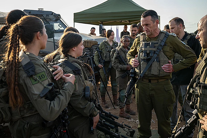 הרמטכ"ל הרצי הלוי משוחח עם חיילות בהערכת מצב ביהודה ושומרון